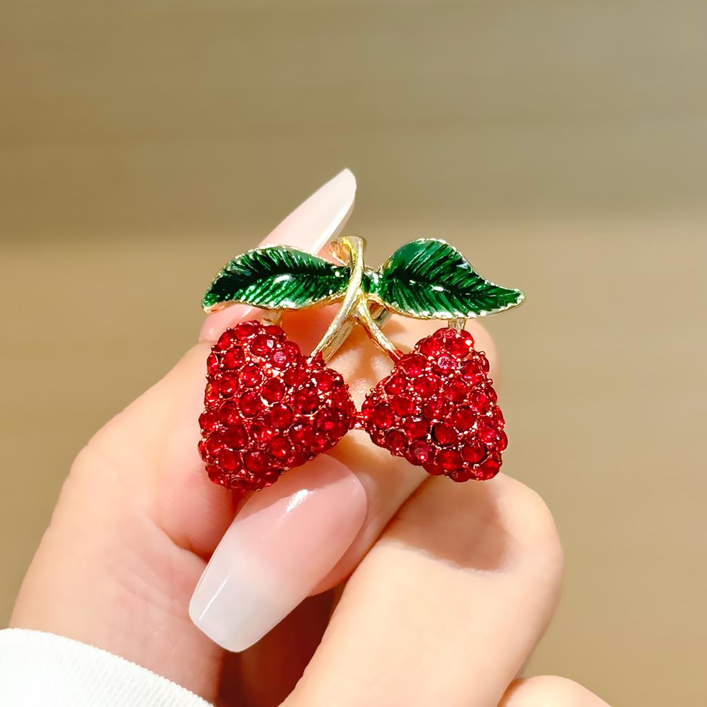Broche fraise incrustée de diamants, broche femme haut de gamme, épingle anti-lumière, accessoires haut de gamme, accessoires vestimentaires
