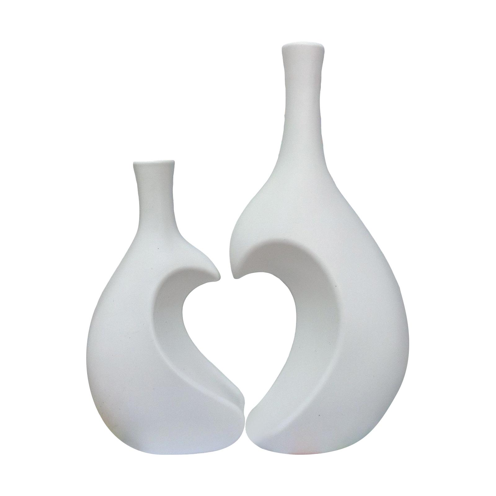 

Two Heart-shaped Plastic Vases, Suitable For Tabletops, Weddings, Dining Tables, Bookshelves, And As Centerpieces For Dining Tables. One Size