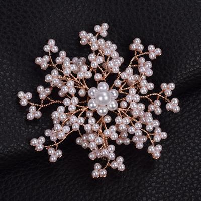 Atmospheric Snowflake Brooch Women'S Versatile High-End Design Sense Corsage Temperament Pearl Pin Suit Accessories