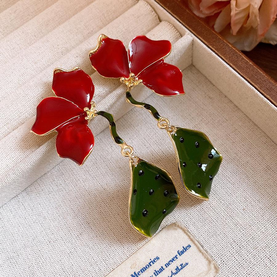 

Retro silver needle dripping oil flower pendant earrings, fashionable simple and exquisite earrings, light luxury high-end earrings