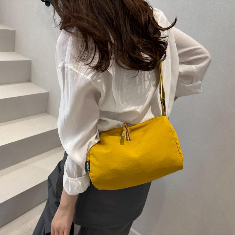 Lässige Nylon-Canvas-Tasche mit großem Fassungsvermögen, Damen-neue Mode-Umhängetasche, vielseitige breite Messenger-Kissen-Tasche