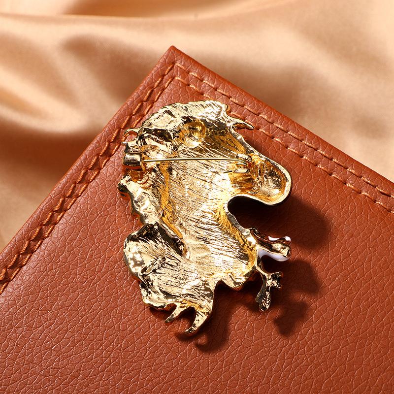 Mellan Design Kvinnor Män Vintage Blomma Häst Emalj Märken Pins Mode Klassisk Retro Djur Dripande Olja Broscher Accessoarer