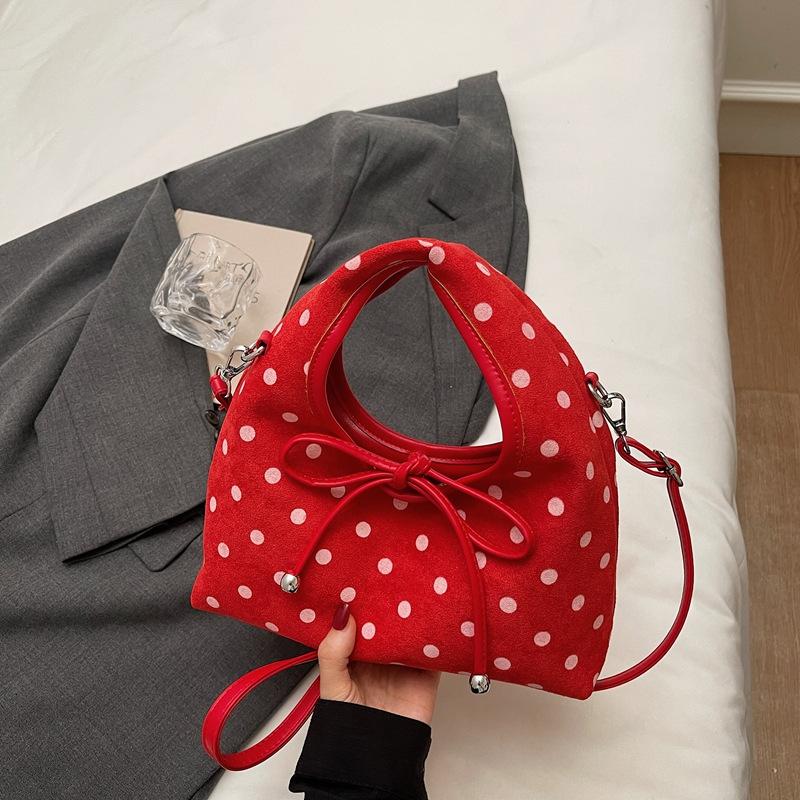 

Popular contrasting color shoulder women s bag 2025 autumn and winter new trend niche design messenger bag commuter small square bag красный