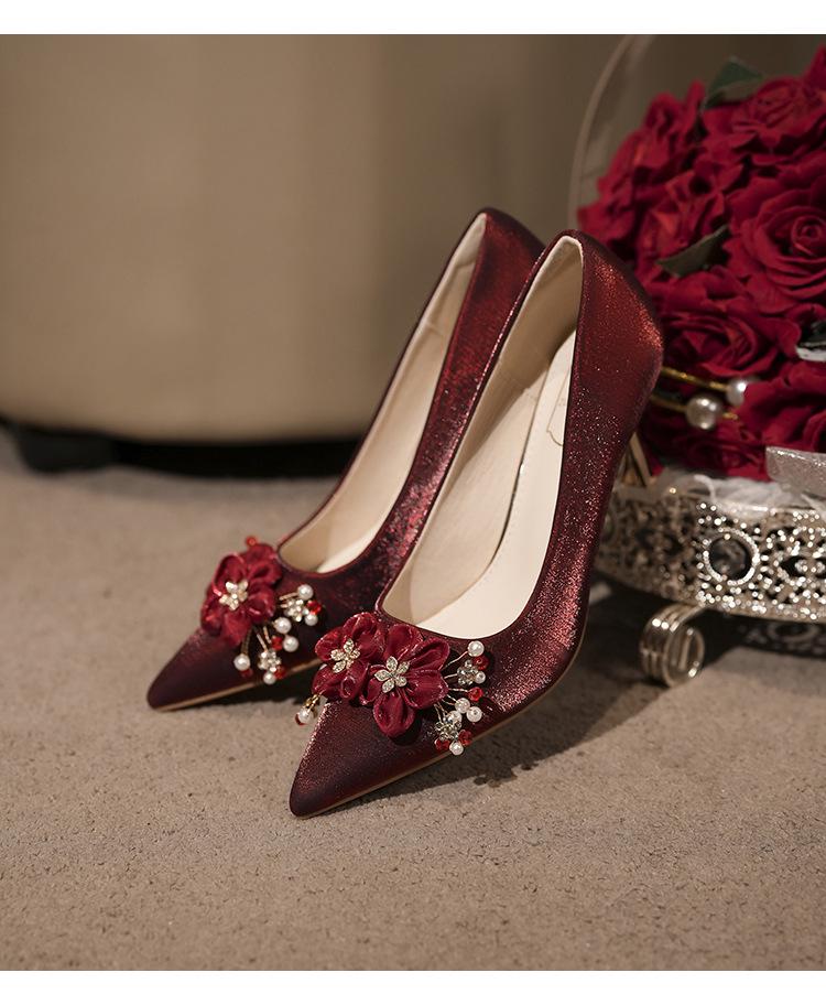 2025 Μεταξωτά Φλοράλ Στιλέτο Νυφικά Παπούτσια: Γόβες Γάμου με Μυτερή Μύτη για Νύφες