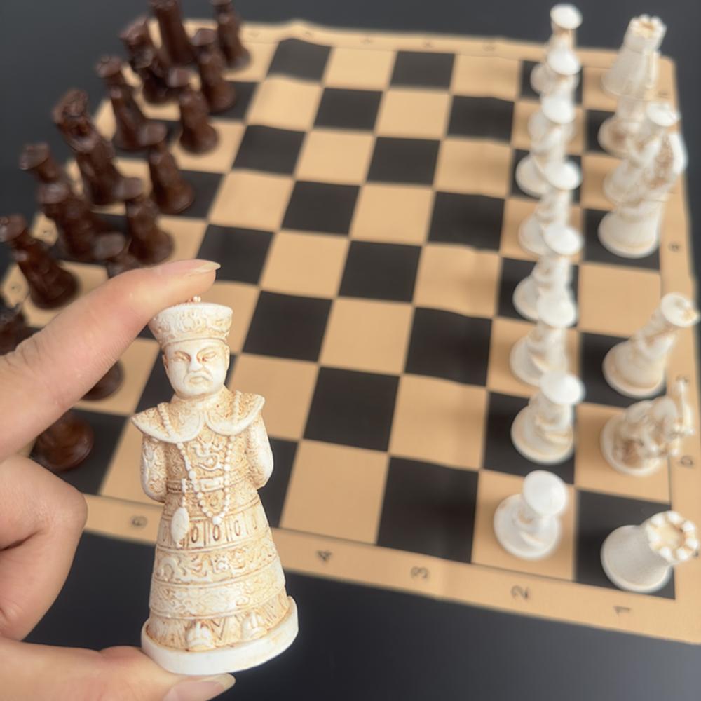 Großes Vintage Schach 3D Qing Armee Figuren Schachbrett aus Leder Gips + Harz Figuren Spielbox 40*19Cm/15,7*7,5 Zoll