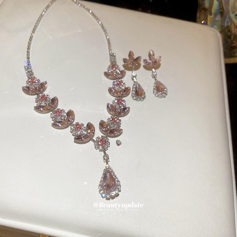 Diamond-encrusted flower stud earrings necklace, sweet and elegant fashion temperament jewelry set, light luxury and high-end jewelry women