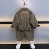 Set Autunnale alla Moda per Ragazzi: Completo due pezzi: Camicia a tinta unita con colletto + Pantaloni a coste