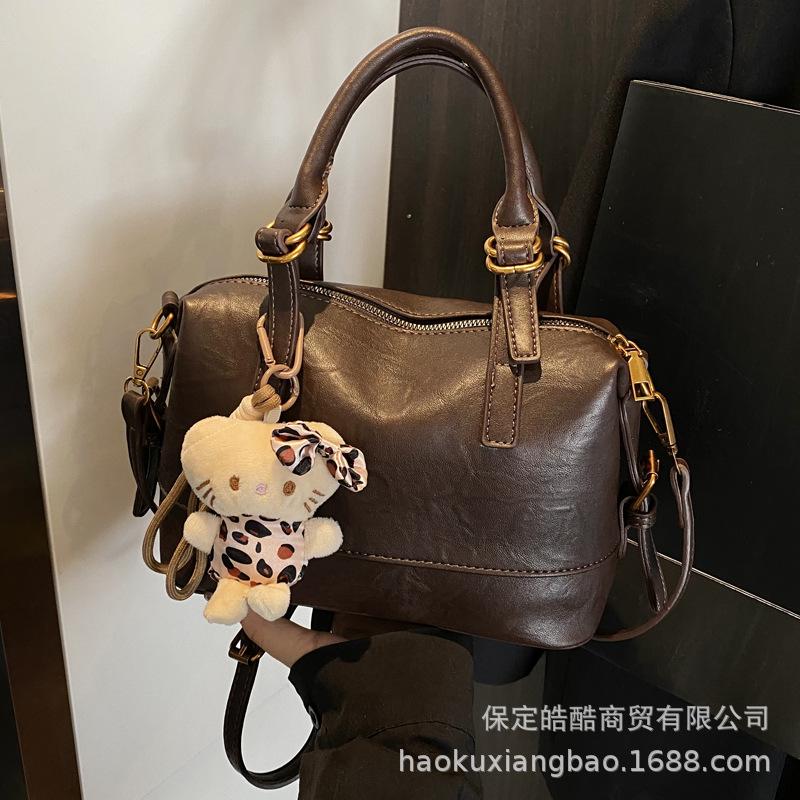 This Year, Popular Bags Are Women's 2025 New Trendy Handbags, Autumn and Winter High-end Retro Shoulder Messenger Pillow Bags.