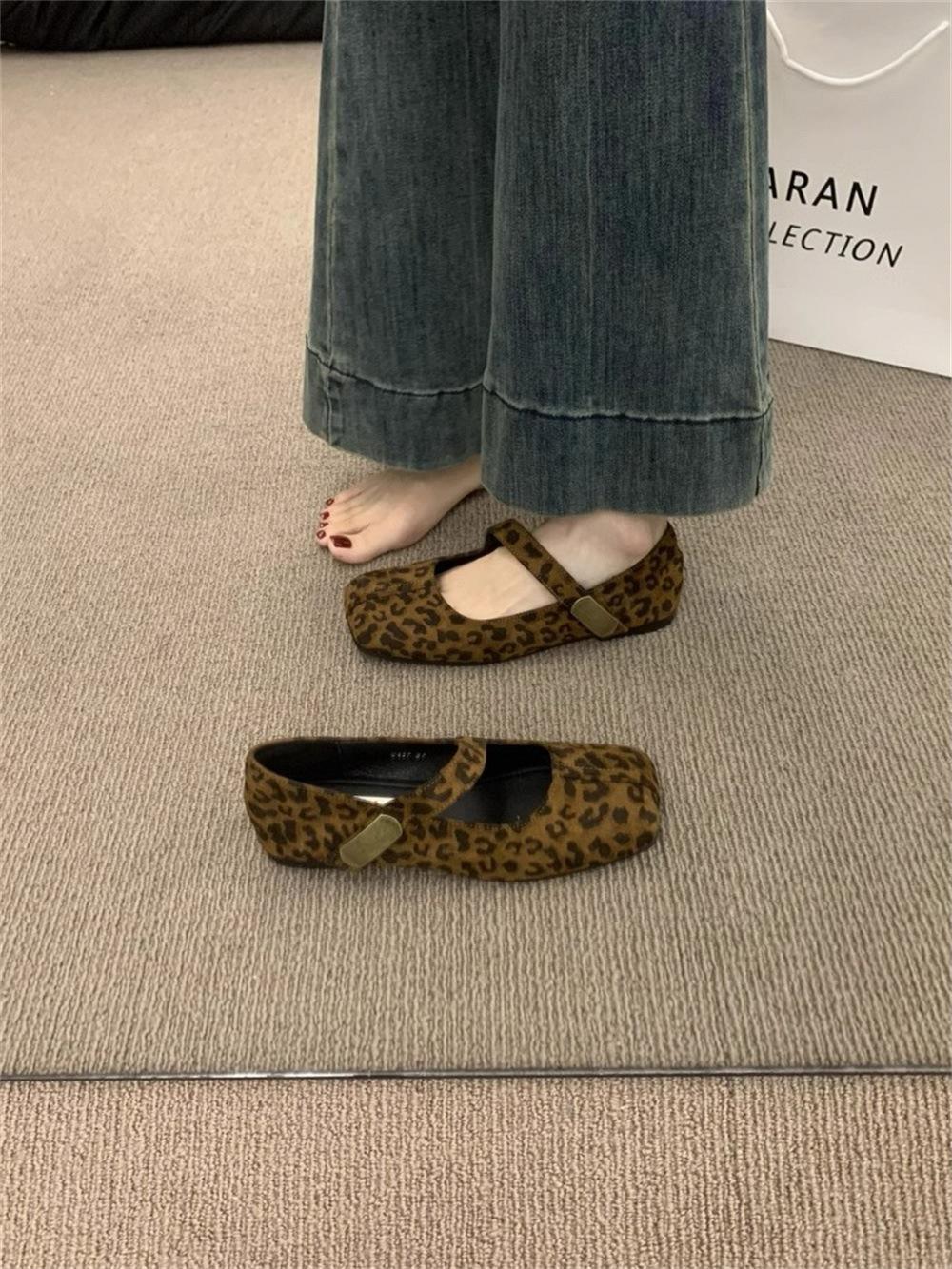 

Retro word with Mary Jane shoes women s summer 2025 new French square head fashion leopard print commuter flat shoes 40 цветной печати леопарда
