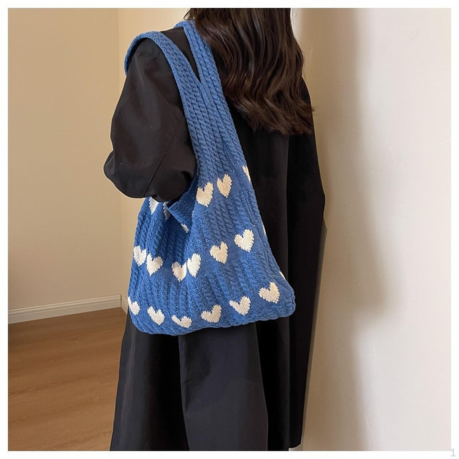 

В язана легка жіноча сумка через плече для відпустки, подорожей, робочої вечірки синій