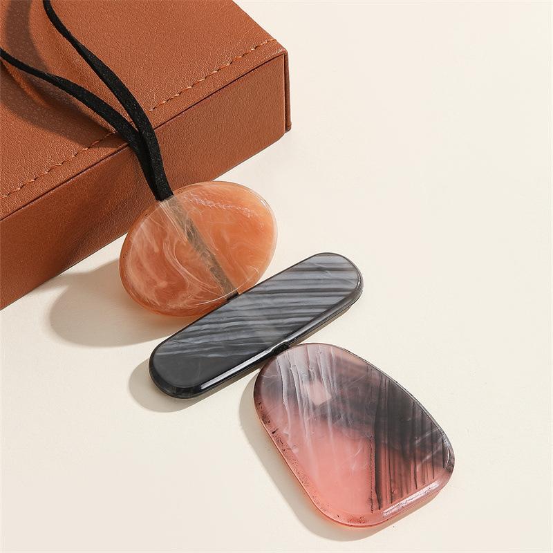 Simple Geometric Resin Rendered Leather Rope Necklace, Autumn-winter Retro High-end Sweater Chain, Fashionable and Trendy Accessory.