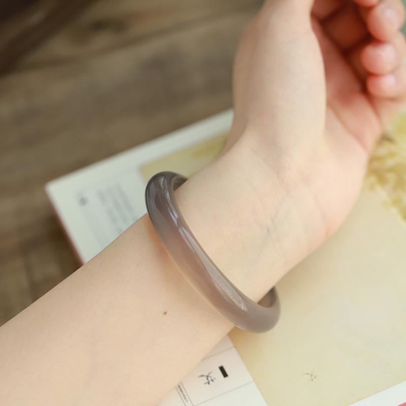 Натуральный фиолетовый круглый браслет из халцедона — фото 3