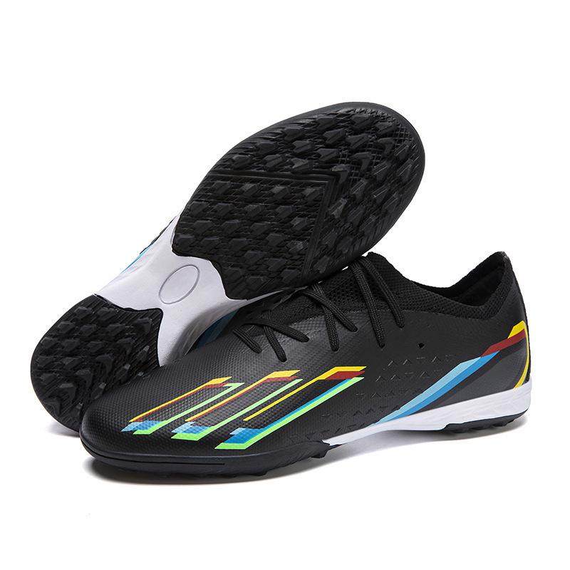 Seamless football shoes men's shoes flying knitting outdoor sports artificial grass training football shoes new futsal