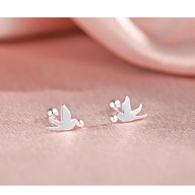 

Серьги-гвоздики в виде чайки из стерлингового серебра 925 пробы с птичками. Изысканное стильное минималистичное и универсальное ювелирное украшение в виде птицы.