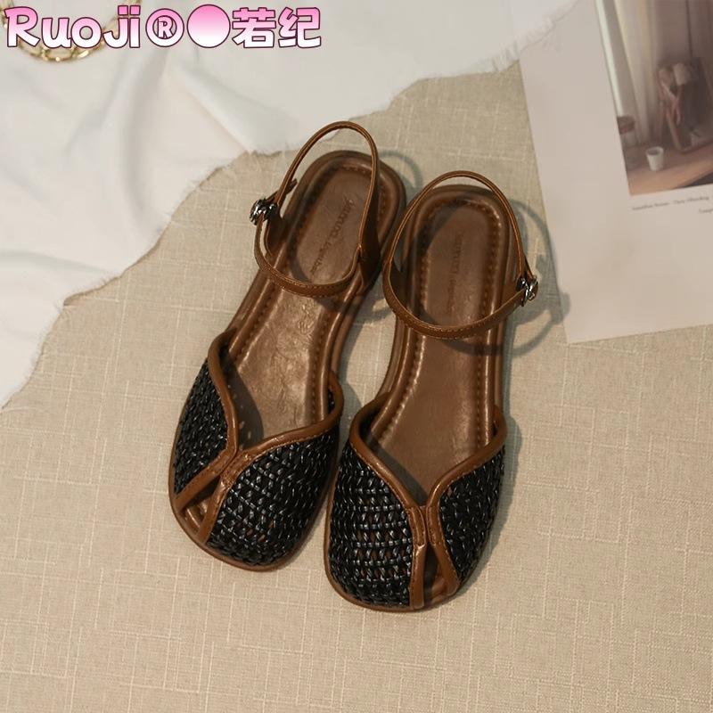 Römische Sandalen Damen Sommerbekleidung 2025 flachsohlige Taschenkopf mit Löchern Schuhe Nische Retro Füße kleiner Rock Schuhe