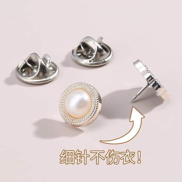 The Trouser Leg Shortening Artifact, The Trouser Leg Is Rolled Up And Attached, The Trouser Edge Is Fixed, The Invisible Hidden Button Is Closed