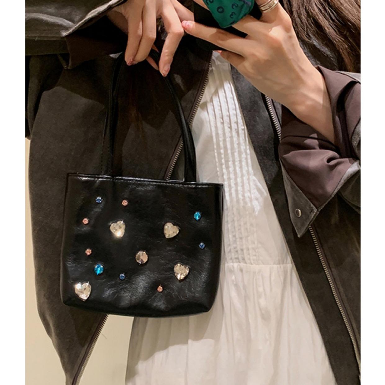 

Новые сумки через плечо, женская маленькая квадратная сумка, черный дизайн с драгоценными камнями, усовершенствованная подмышечная сумка, модные сумки для отдыха, универсальные сумки через плечо