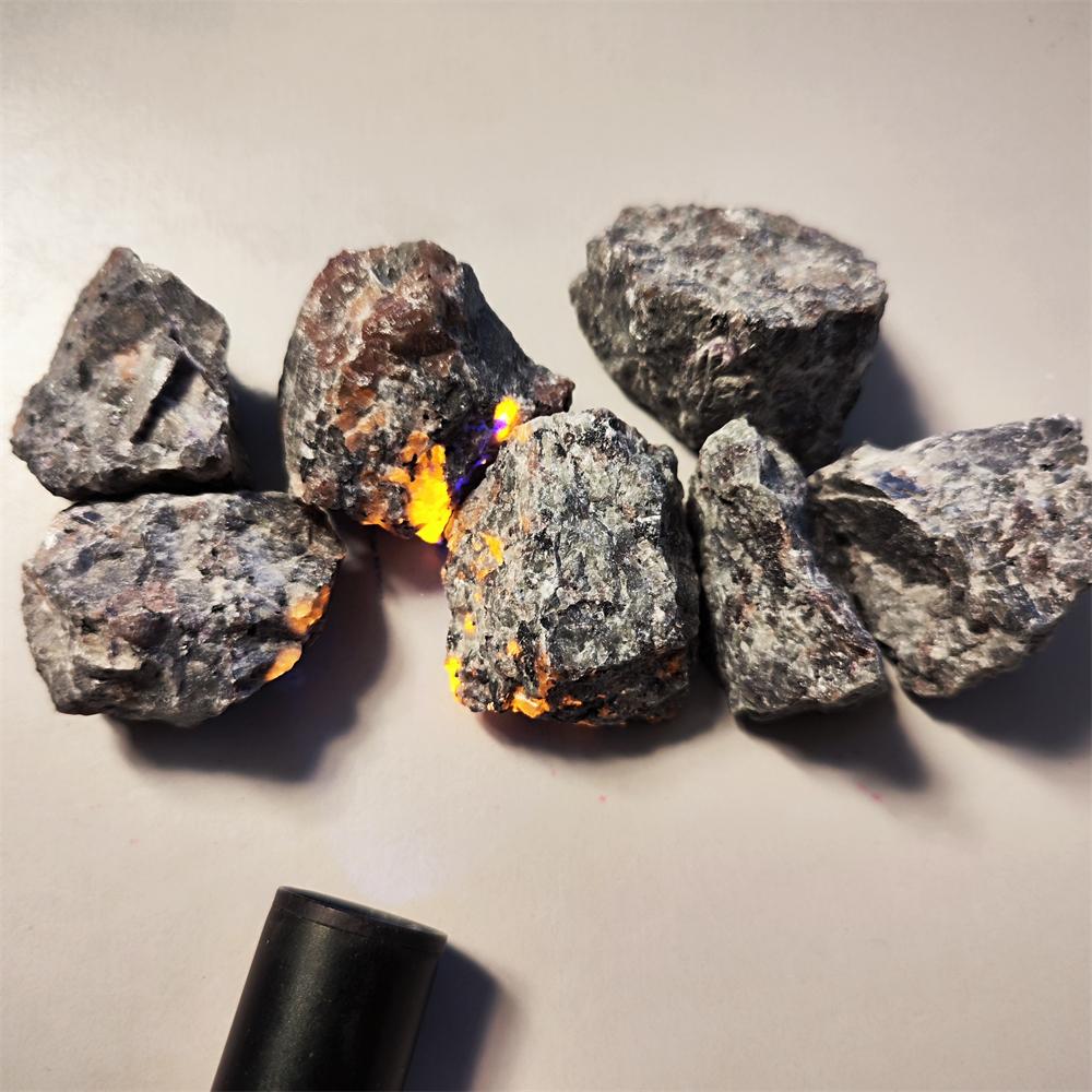 Natural Stone Bright Yooperlites Flamestone Glow Under UV Polishing Stone Fire Stone Fluorescent Sodalite Home Decoration Stone