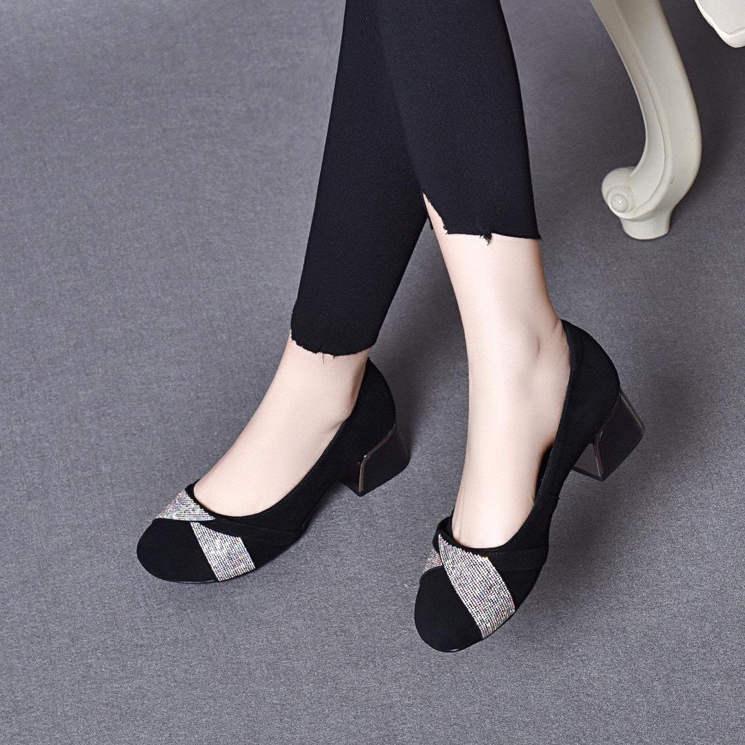 

Круглые одинарные туфли женские весна 2024 года новая корейская версия овчины со стразами мокасины с неглубоким горлом две высокие темпераментные женские туфли 41