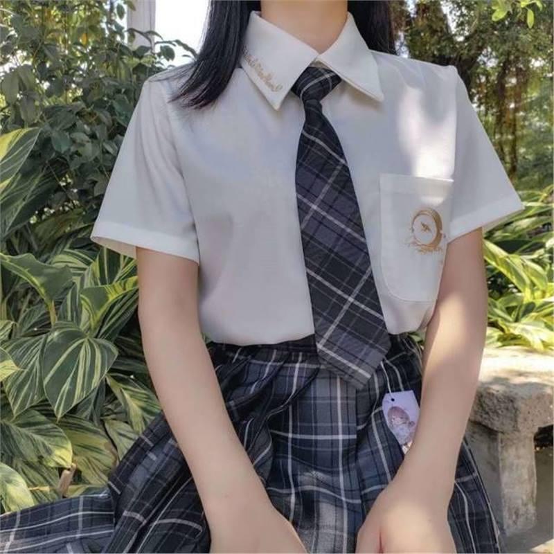 

Рубашка в стиле преппи: Варианты с коротким и длинным рукавом белого или черного цвета XS