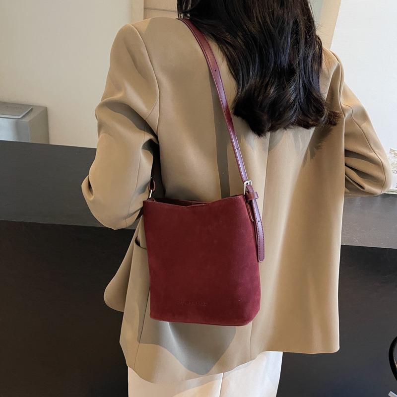 Autumn and winter retro armpit new commuter trend messenger bag large capacity shoulder fashion bucket bag