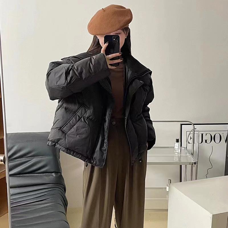 Gestrickte Rollkragen-Daunenjacke für Damen, kurz, 2024 Winter, neue Spleißen, lose weiße Entendaunen, verdickte warme Jacke