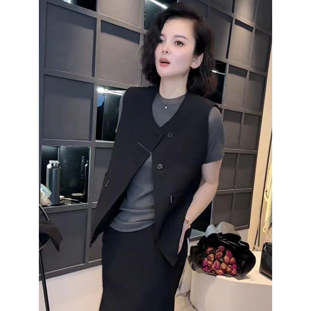 

Женская приталенная черная блузка с круглым вырезом и пуговицами - Стильная мода Весна 2025 с уникальным дизайном жилета L: 110-130 jin чёрный