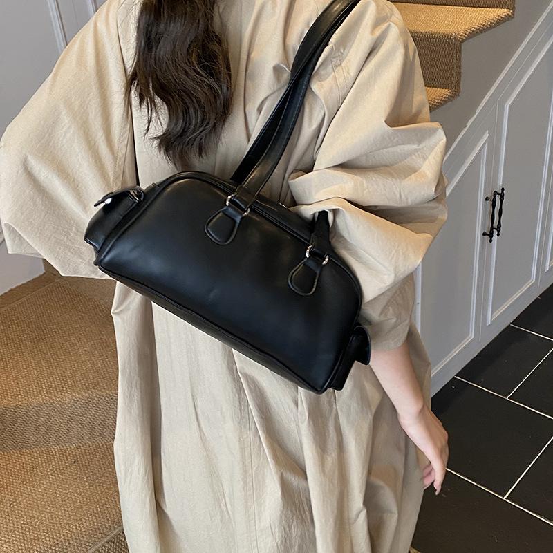 Autumn Retro Texture Bowling Bag Women's Bag 2025 New Simple Shoulder Pillow Bag Versatile Commuter Bag