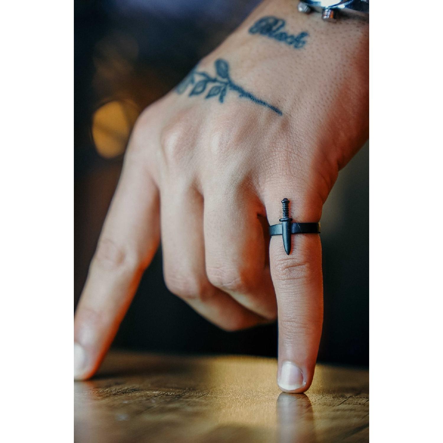 

Чорне регульоване кільце унісекс із фігуркою міні-меча