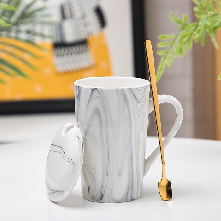 Elegant Marble Pattern Mug with Gold Trim, Spoon Lid, and Custom Logo - Ideal for Coffee or as a Souvenir Gift.
