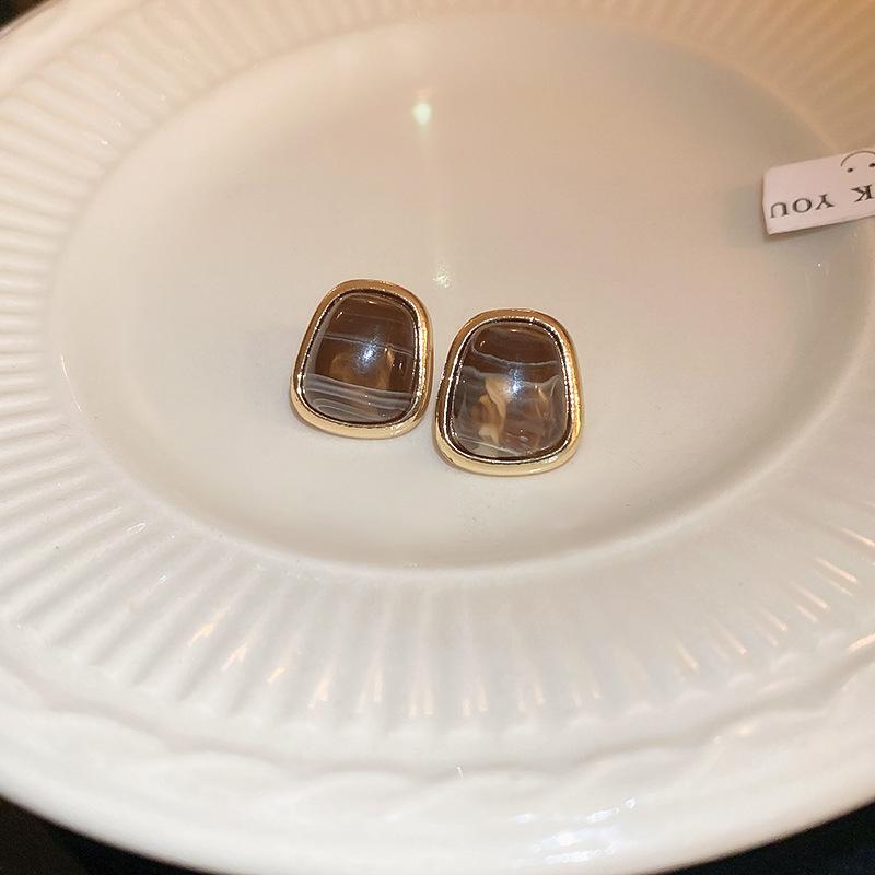 Love oval geometric earrings Maillard fashion high-end stud earrings niche temperament light luxury earrings