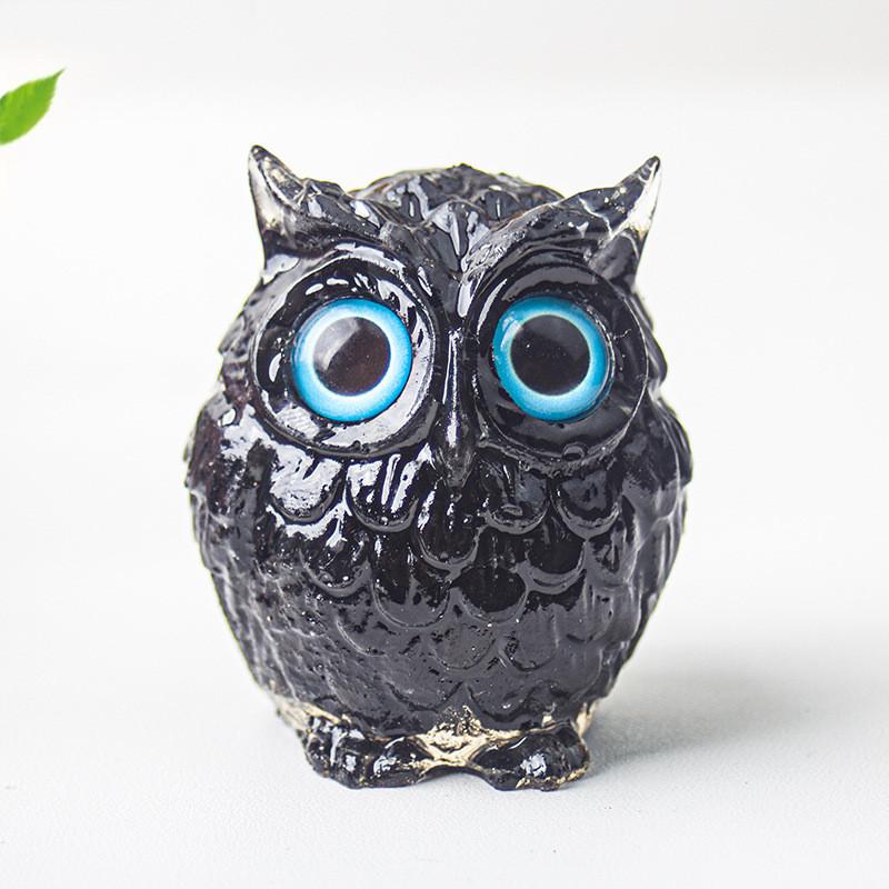 Uil als bureaudecoratie van kristalhars met glinsterende steentjes, ideaal als cadeau voor thuis of op kantoor.