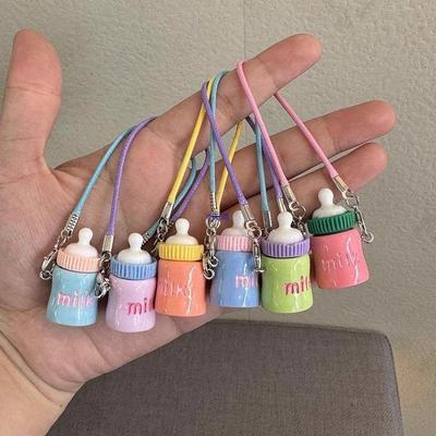 Izolovaný mini přívěsek na konvici: Roztomilá láhev na mléko a panenka Příslušenství k poháru na vodu