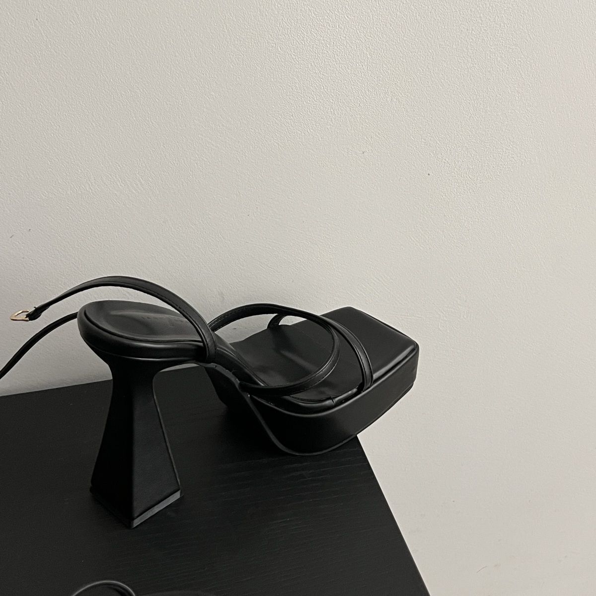 

Модные летние водонепроницаемые босоножки на высокой платформе с перекрестными ремешками на щиколотке, открытым носком 35 чёрный