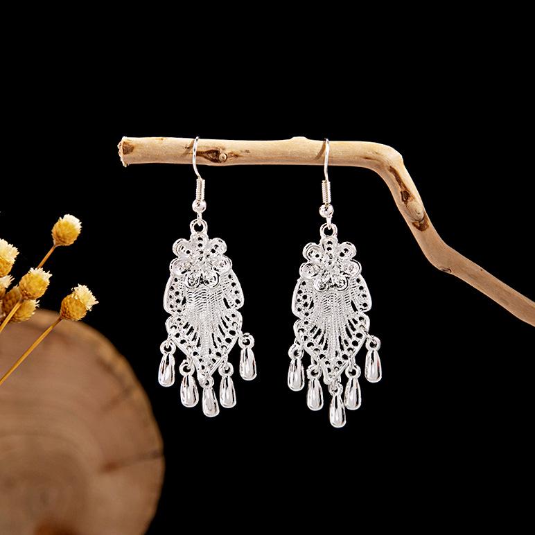Boucles d'oreilles pendantes à pompons de plumes ethniques - Style argent Miao imitation, article touristique populaire, design mignon de haricot.