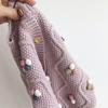 Strickjacke mit Bommel-Design Warmer Mädchenmantel Hochwertige Oberbekleidung Herbst