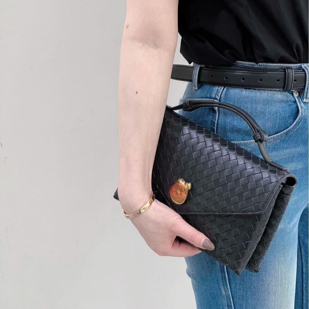 Gewebte Tasche für Damen, die gleiche hochwertige leichte Luxus-Handtasche für Abendveranstaltungen großer Marken, eine Umhängetasche in Umschlagform für Damen