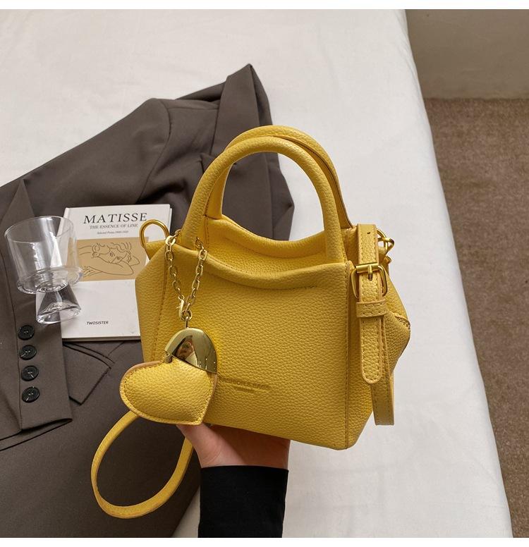 

Korean version of high-end handbag women s 2025 new spring and summer foreign style fashion shoulder bag solid color versatile messenger bag..