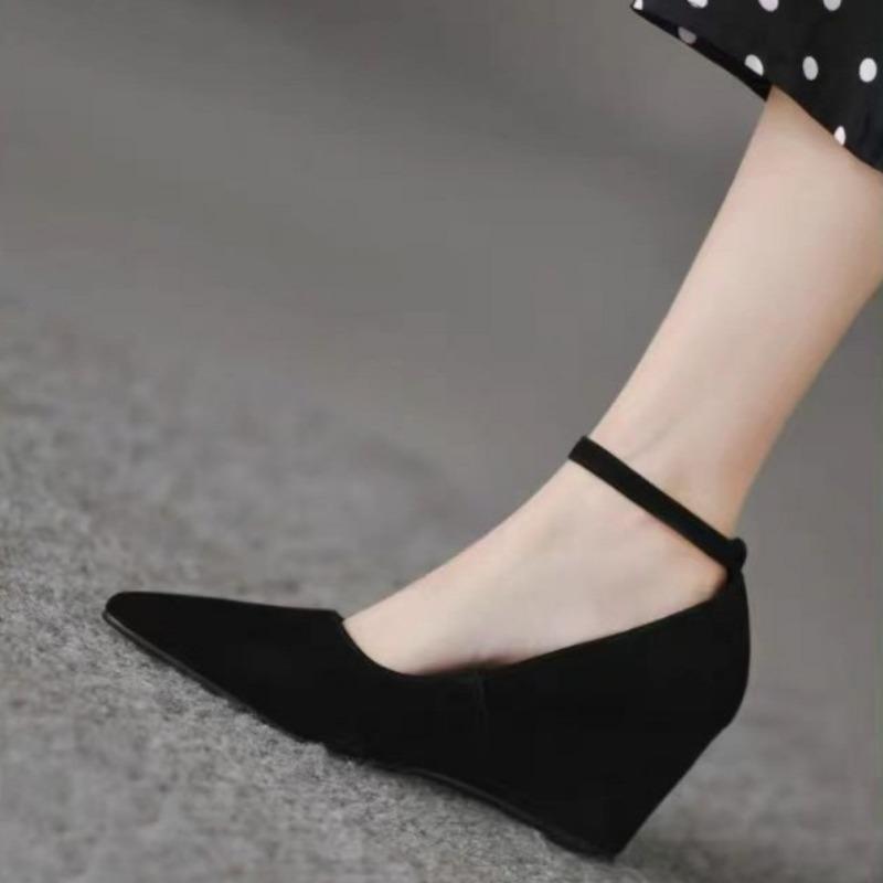 Модні жіночі туфлі на танкетці, осінь, новинка, з гострим носком, з неглибоким вирізом, замшеві, на ремінці, протиковзкі, зносостійкі, низькі
