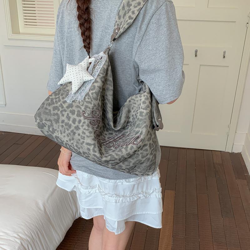 Relaxed and Laid-back Style Women's Large Capacity Crossbody Bag with An Underarm Strap