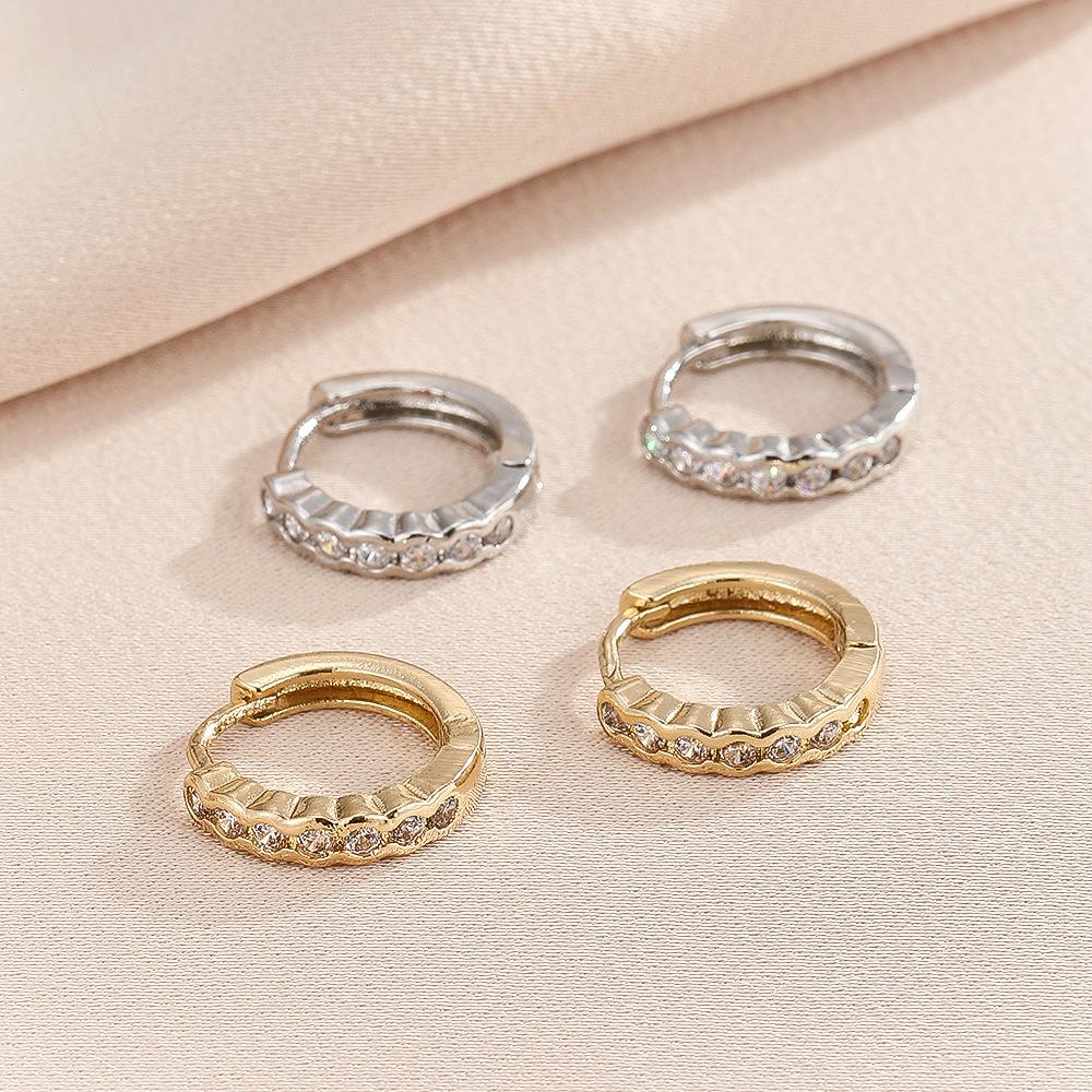 

European and American color niche design, high-end feel, light luxury, personalized and versatile earrings золотий