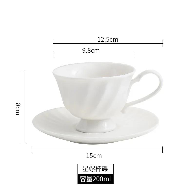 Lehký luxusní šálek na kávu Čistě bílý a elegantní podšálek na šálek kávy Vysoce hodnotný šálek na červený čaj pro domácnost Keramické šálky na vodu Suvenýr