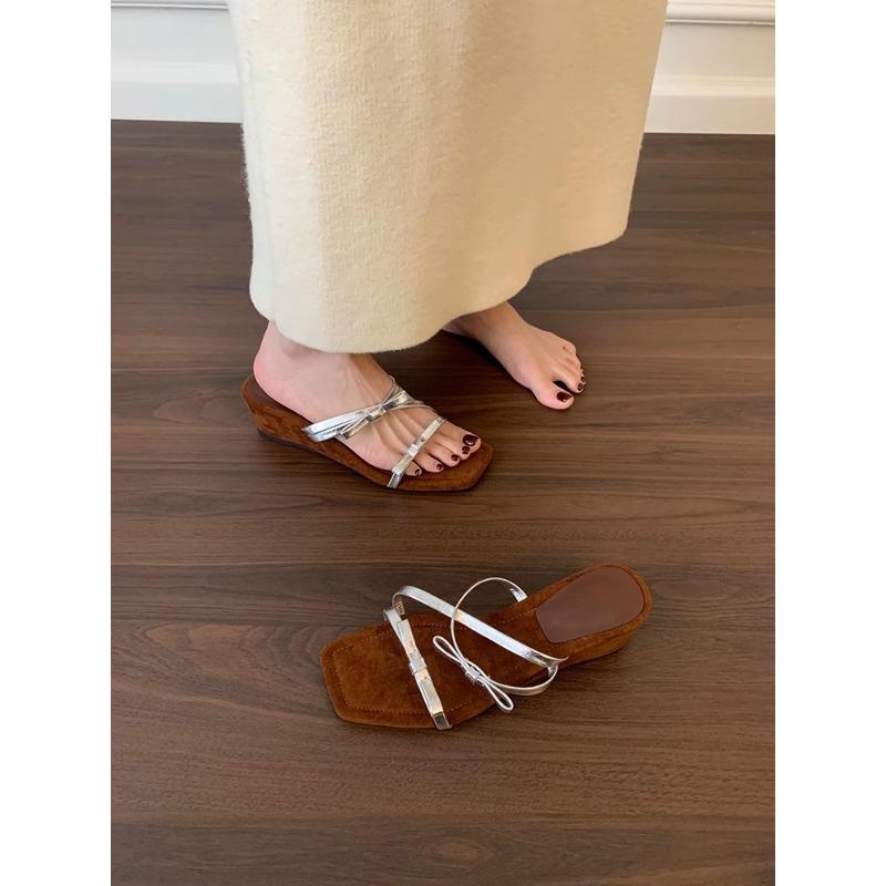 Fashion A Retro Wedge Heel Flip-flop Girl Wears Silver High-heeled Flip-flops with A Skirt, Beach Sandals and Roman Women's Shoes