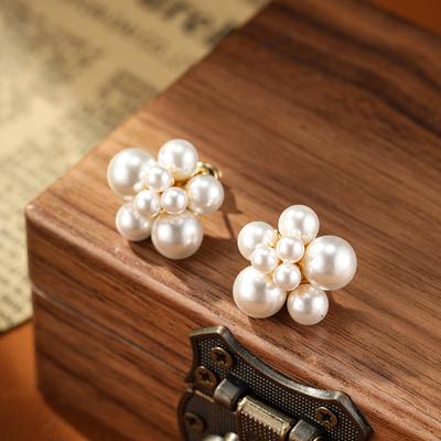 Brincos Femininos de Design de Luxo Leve Elegantes Vintage Pérola de Imitação Brincos da Moda e Versátil Design de Nicho