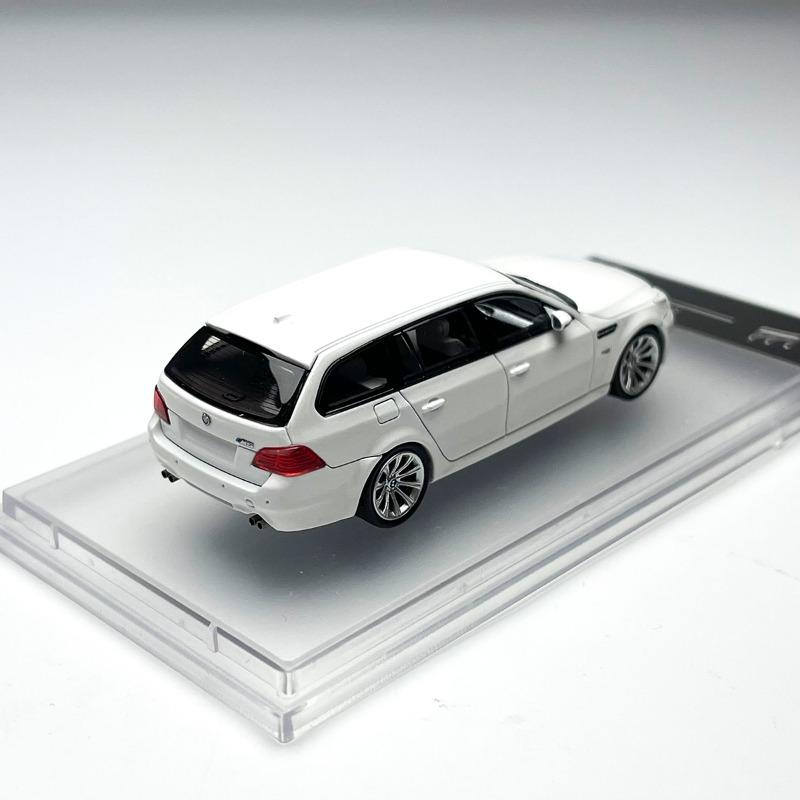 KING MODEL Diecast 1/64 Scale BMW M5 E60 E61 brown white Car Model Alloy BMW M5 Toy Car Model Collection and Display Item
