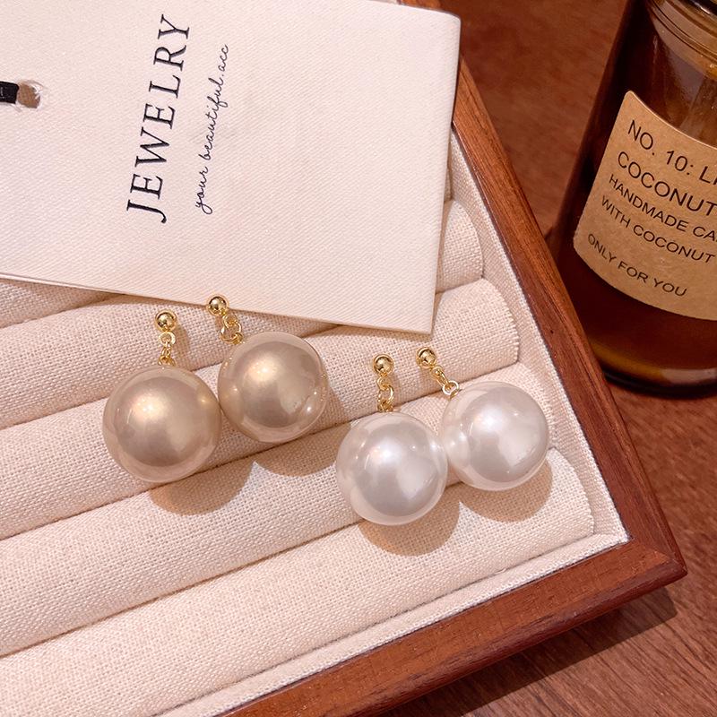 Elegant Korean Style Large Pearl Earrings for Women - High-End, Simple, Popular, and Luxurious Celebrity-Inspired Design.