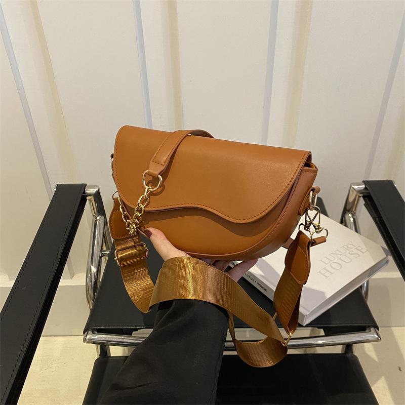 

Niche light luxury high-end women s bags autumn new trendy fashion underarm saddle bags single shoulder versatile messenger bags коричневий
