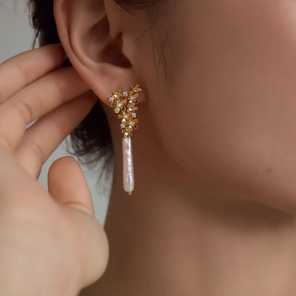Flower Clusters, French Retro Gold Flowers, Natural Silver Bars, Freshwater Pearl Earrings, Femininity, Stud Earrings, Silver Needles, Women