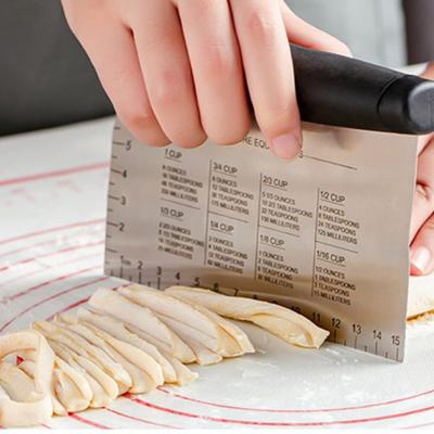 1/2-teiliger Teigschneider aus Edelstahl mit rutschfestem Griff, ergonomisches Design, eingravierte Maße, Schaber