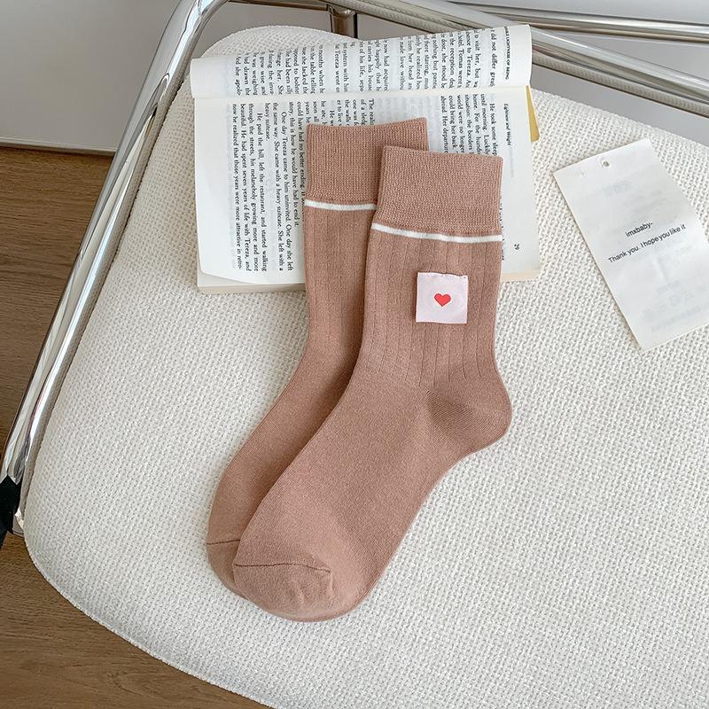 

Переверните тканевую этикетку в форме сердца, носки до середины икры, милые хлопковые носки, модные и универсальные, простые и лаконичные повседневные носки для женщин 1 pair кофейный